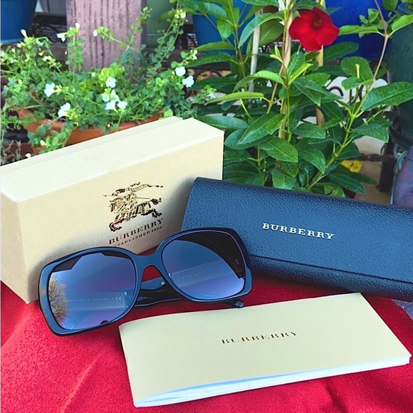 🕶️ New Burberry Iconic Tartan Plaid Sunglasses 🕶️ - Picture 13 of 16